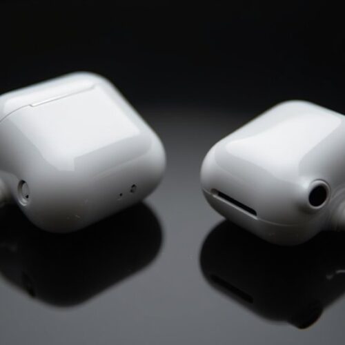 AirPods Pro czy AirPods 4 – które słuchawki douszne powinieneś wybrać?
